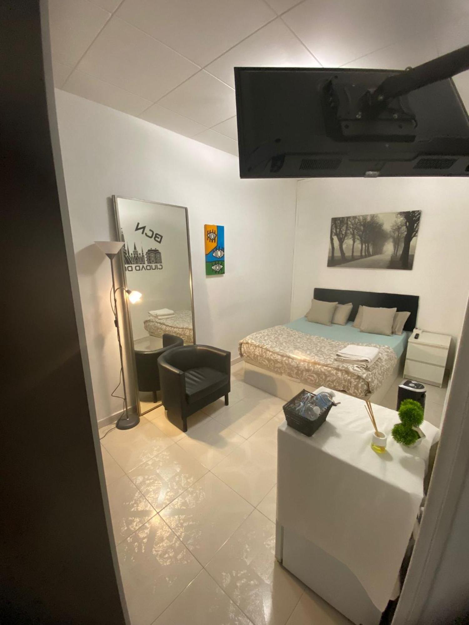 Отель Habitacion En Centro De Барселона Экстерьер фото
